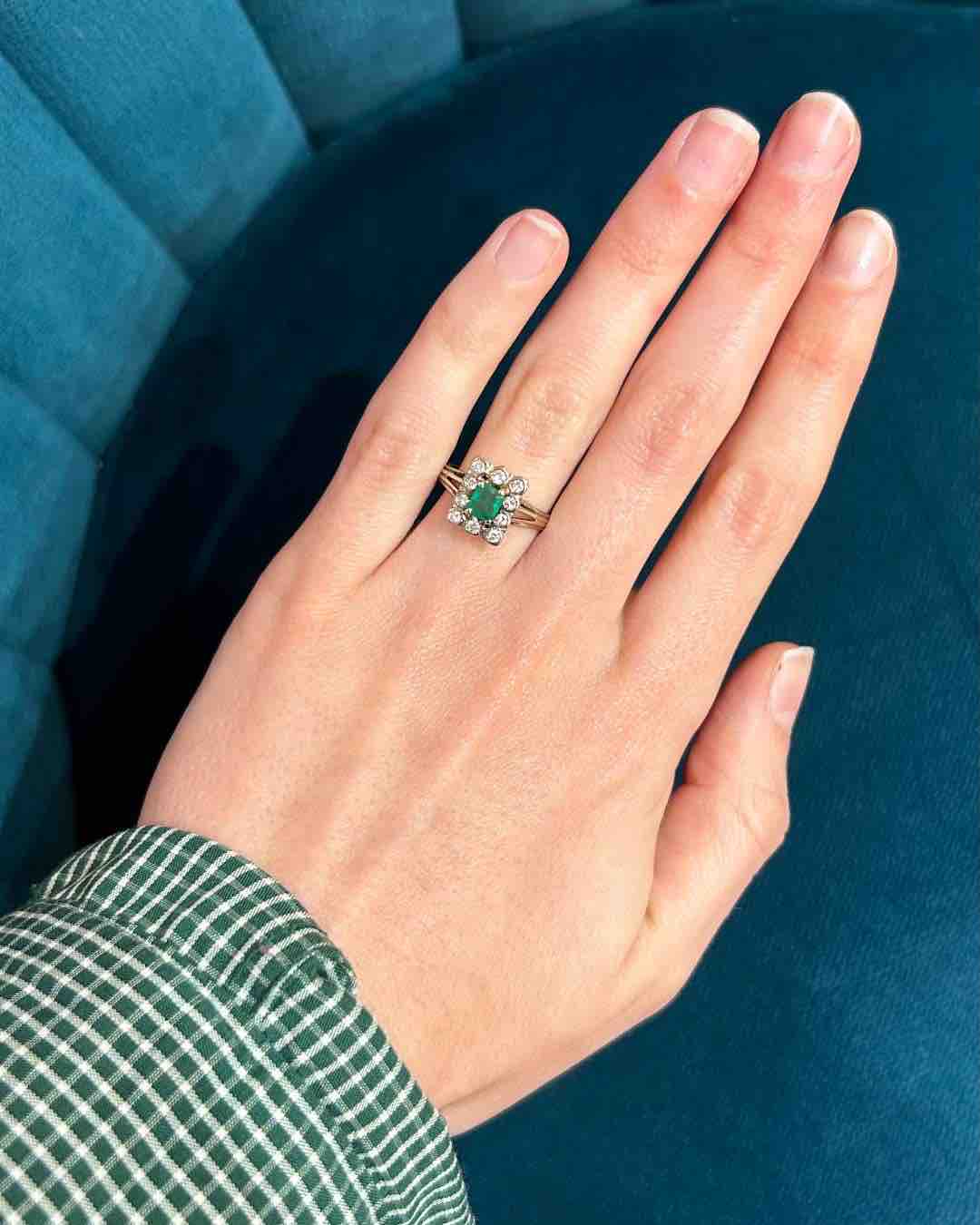 Anillo &quot;Alicia&quot; con margaritas de esmeralda y diamantes