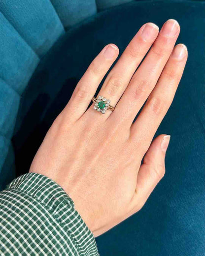 Anillo &quot;Alicia&quot; con margaritas de esmeralda y diamantes