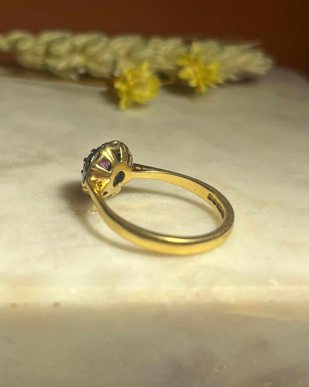 Anillo de margaritas con rubí y diamantes "Anélia"
