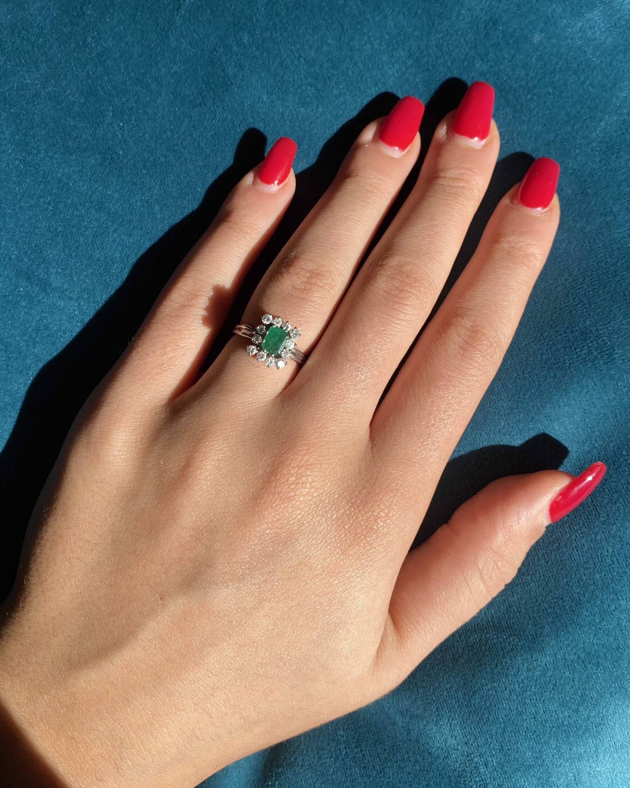 Anillo "Marta" con margaritas de esmeralda y diamantes