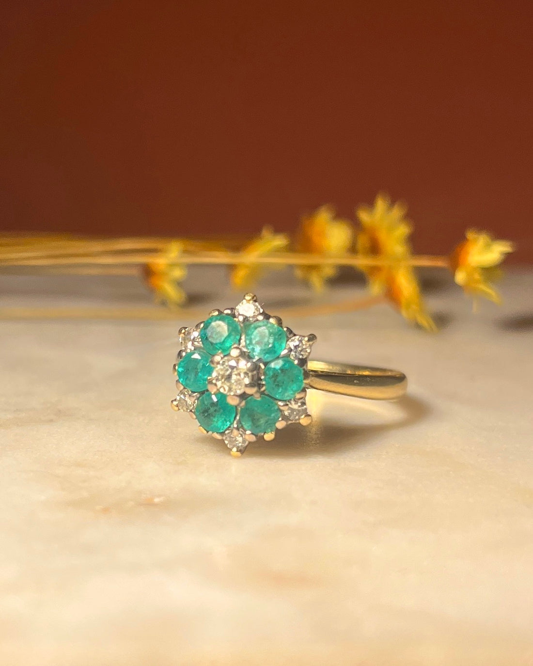 Anillo &quot;Eve&quot; con margaritas de esmeralda y diamantes