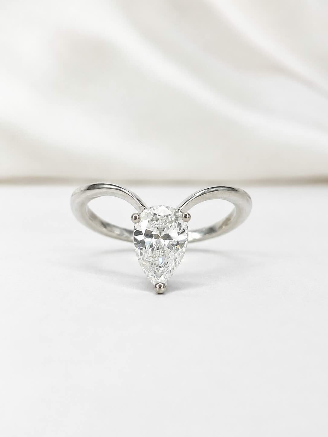 Anillo solitario de diamante de talla pera de 0.92 quilates «Naomi»