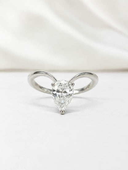 Anillo solitario de diamante de talla pera de 0.92 quilates «Naomi»