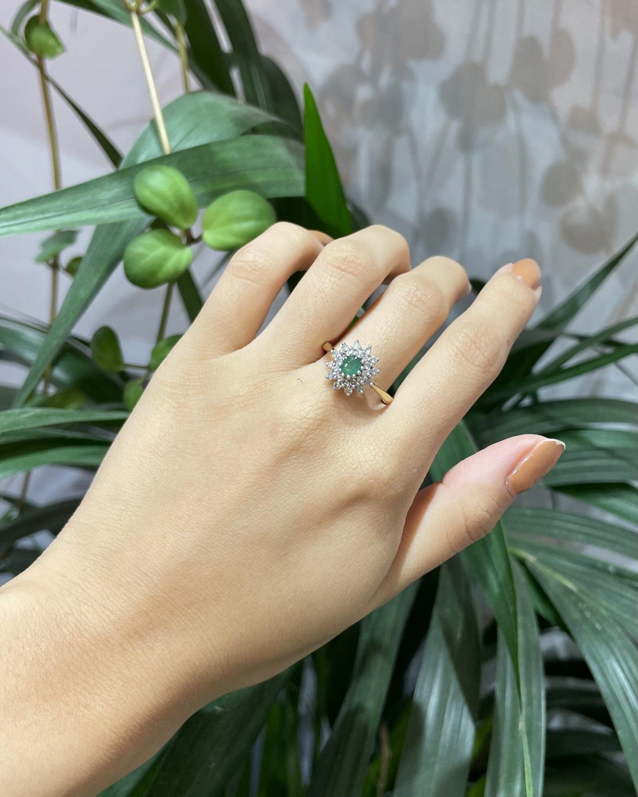 Anillo "Isadora" con margaritas de esmeralda y 24 diamantes 