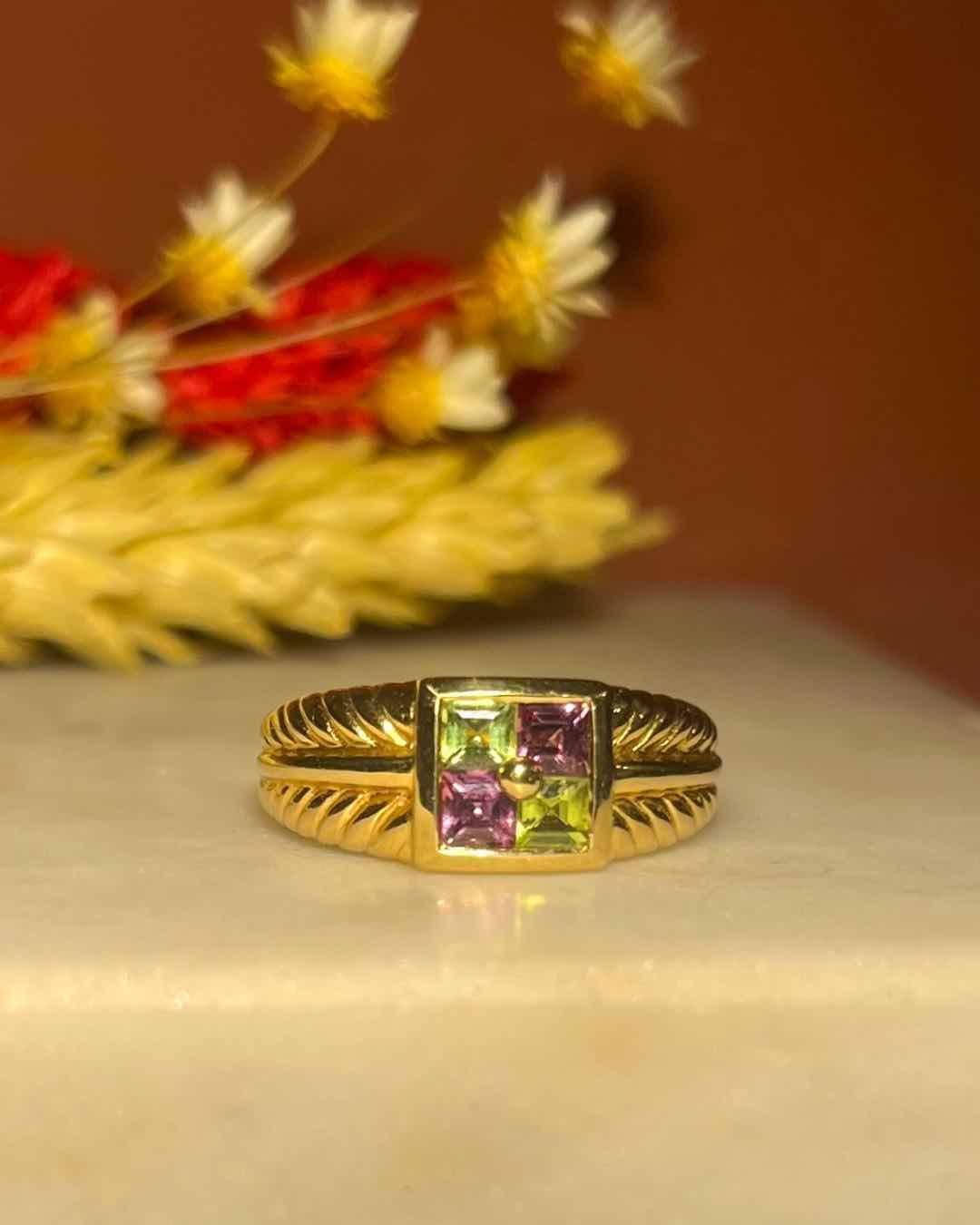 Anillo brazalete &quot;Coralie&quot; de peridoto y turmalina