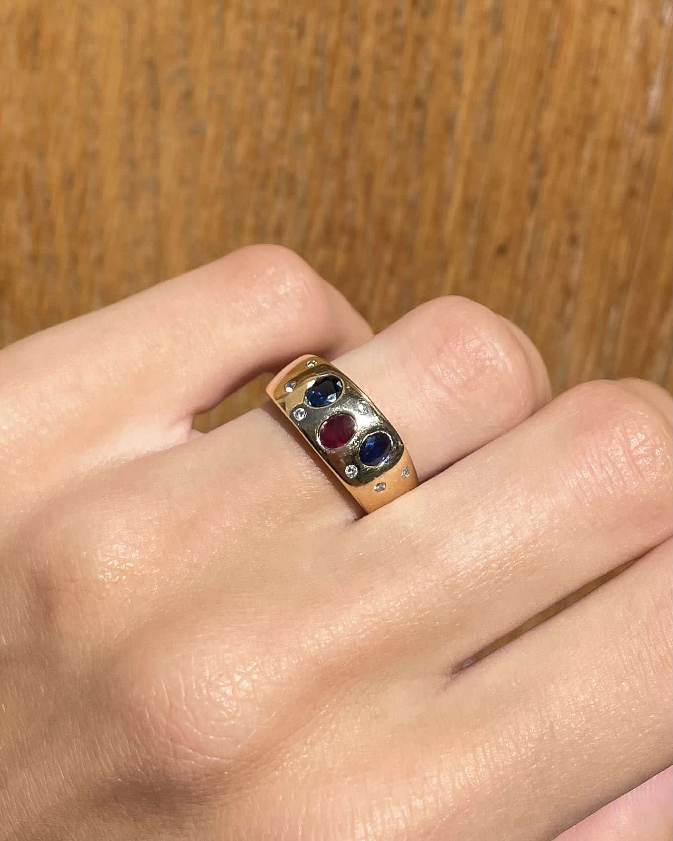 Anillo brazalete "Oleander" de zafiro, rubí y diamantes