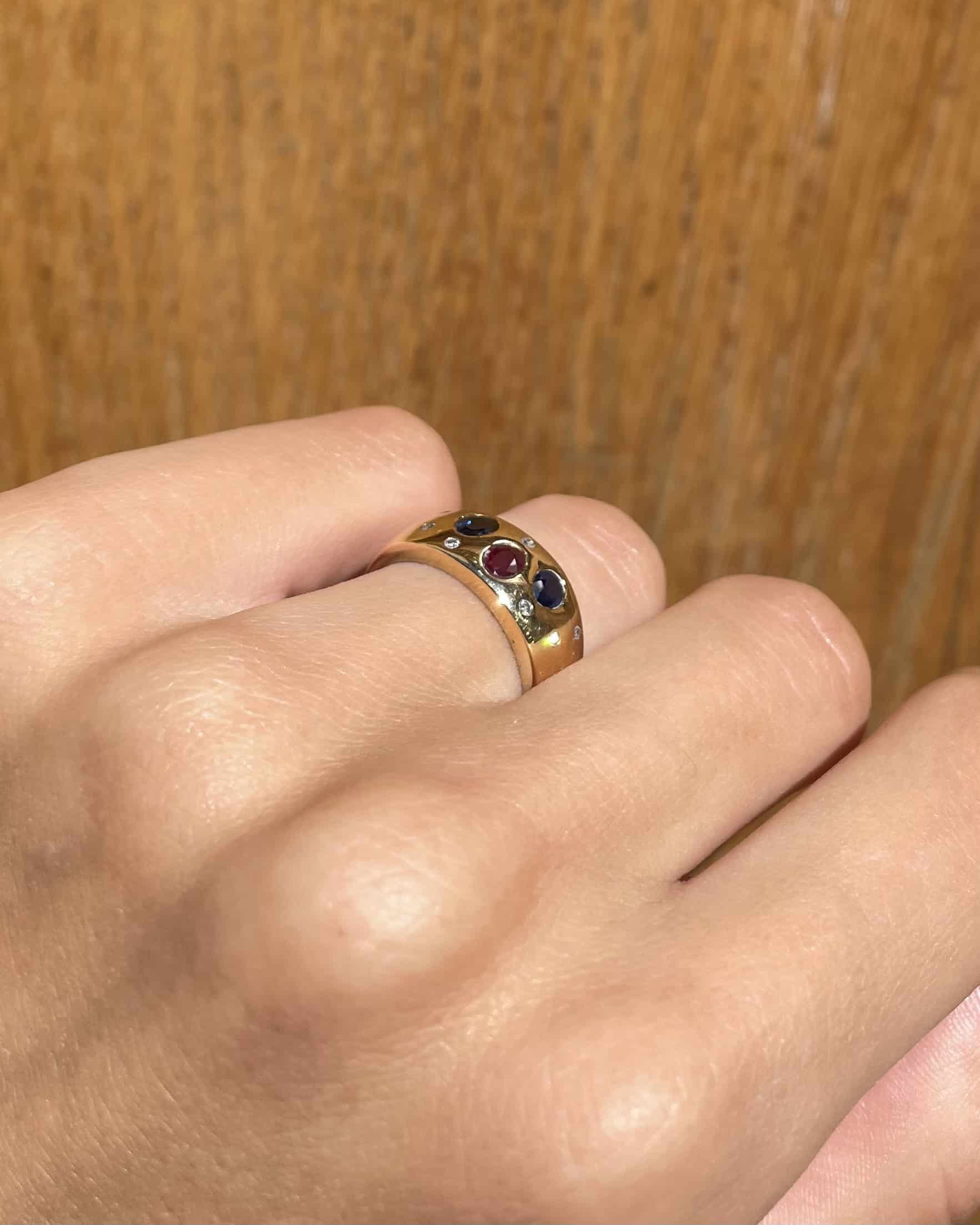 Anillo brazalete "Oleander" de zafiro, rubí y diamantes