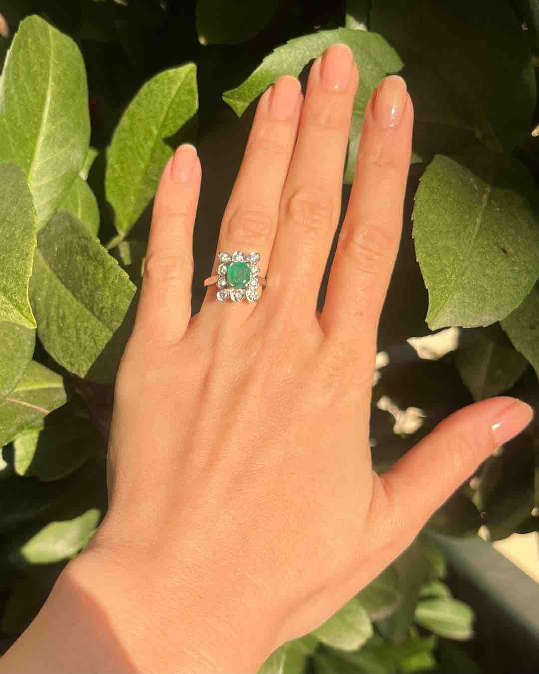 Anillo &quot;Audrey&quot; con margaritas de diamantes y esmeraldas de 1,30 quilates