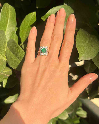 Anillo &quot;Audrey&quot; con margaritas de diamantes y esmeraldas de 1,30 quilates