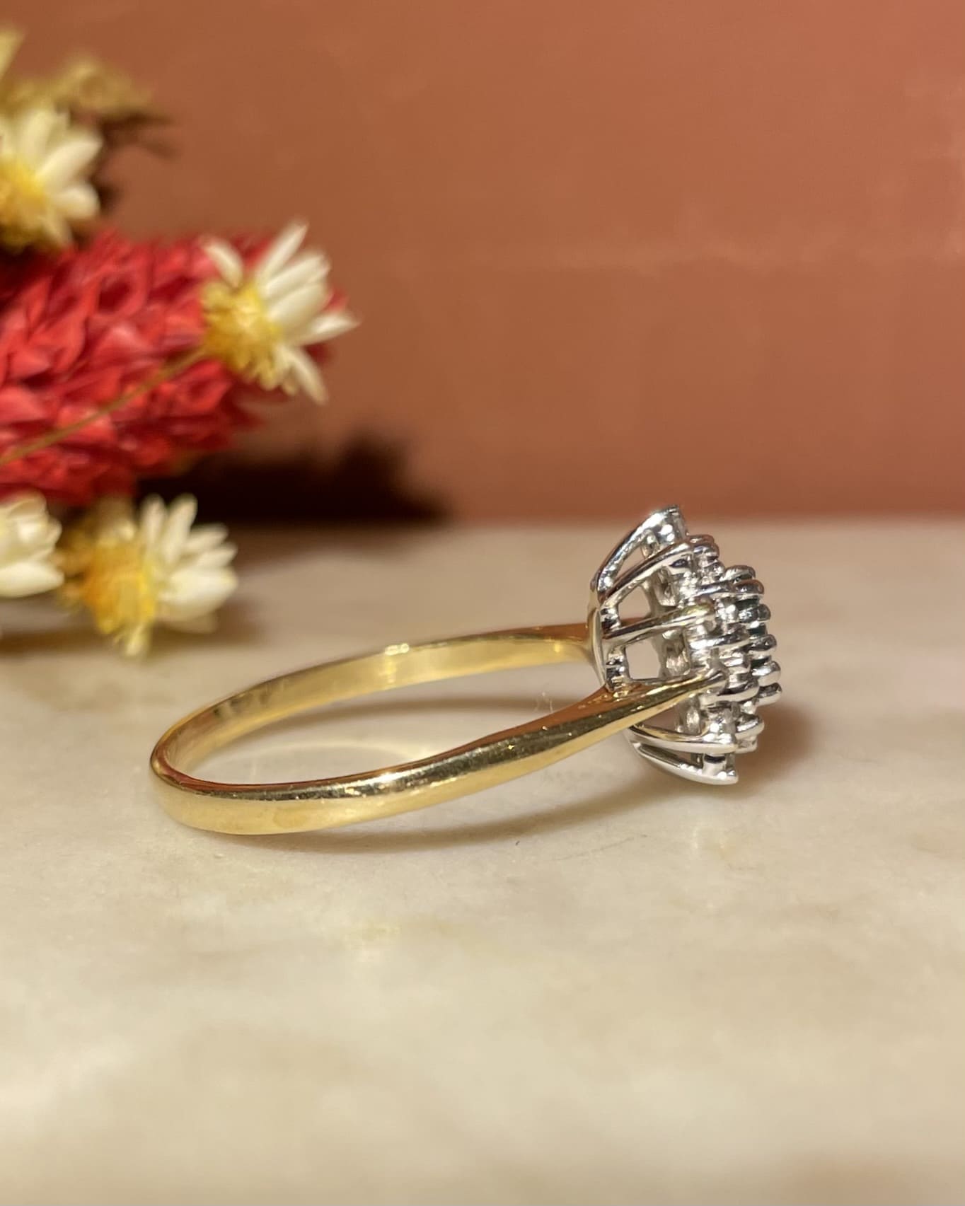Anillo "Isadora" con margaritas de esmeralda y 24 diamantes 