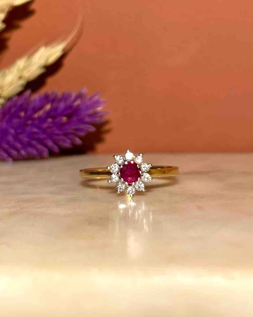 Anillo de margaritas con rubí y diamantes &quot;Nadia&quot;
