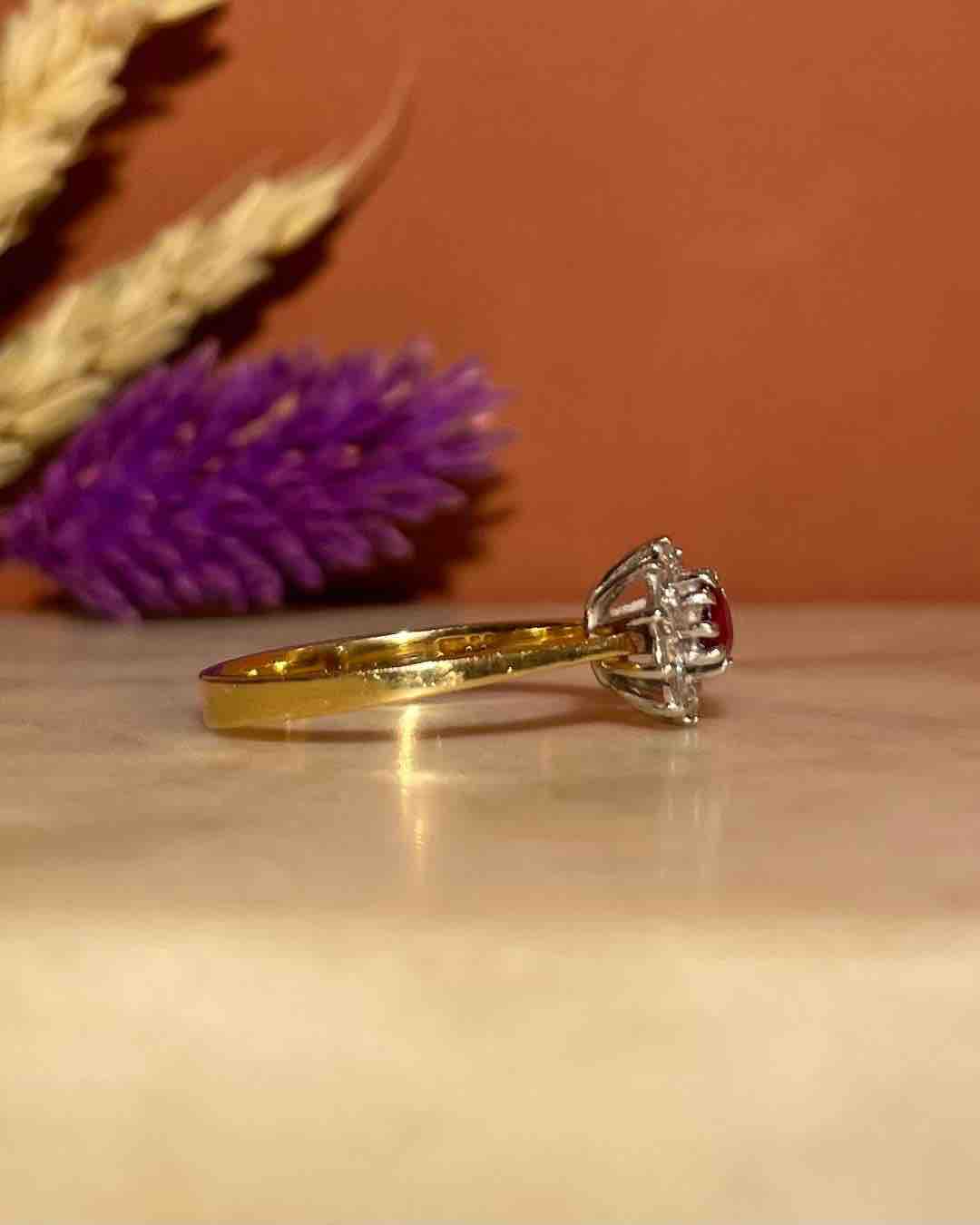 Anillo de margaritas con rubí y diamantes &quot;Nadia&quot;