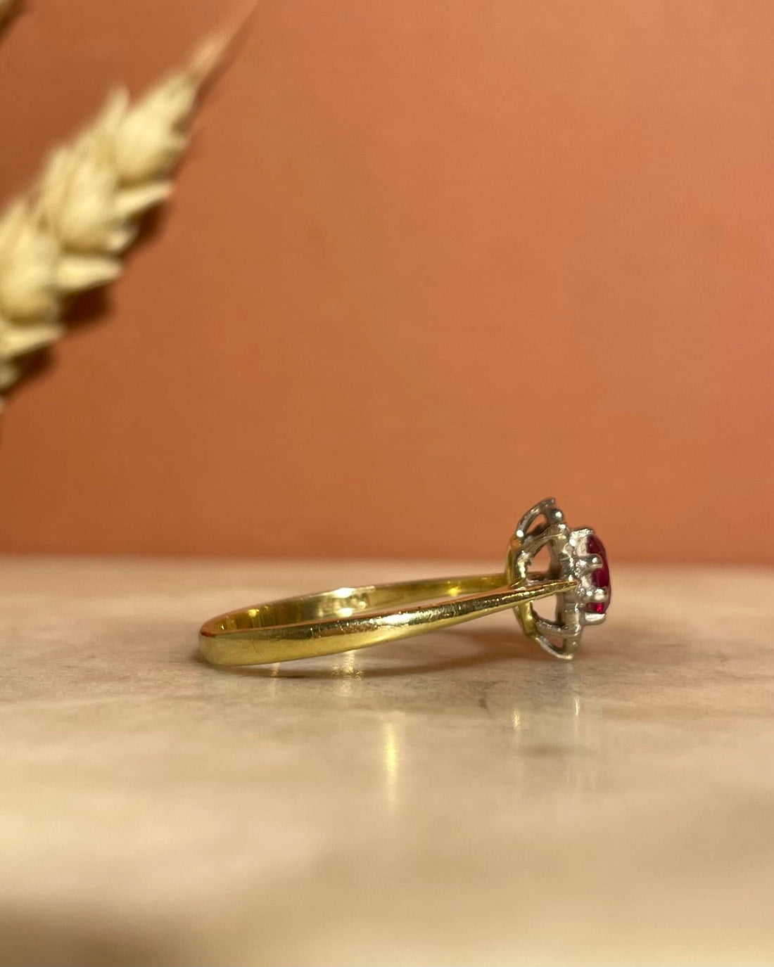 Anillo de margaritas con rubí de 0,45 quilates y 8 diamantes &quot;Prue&quot;