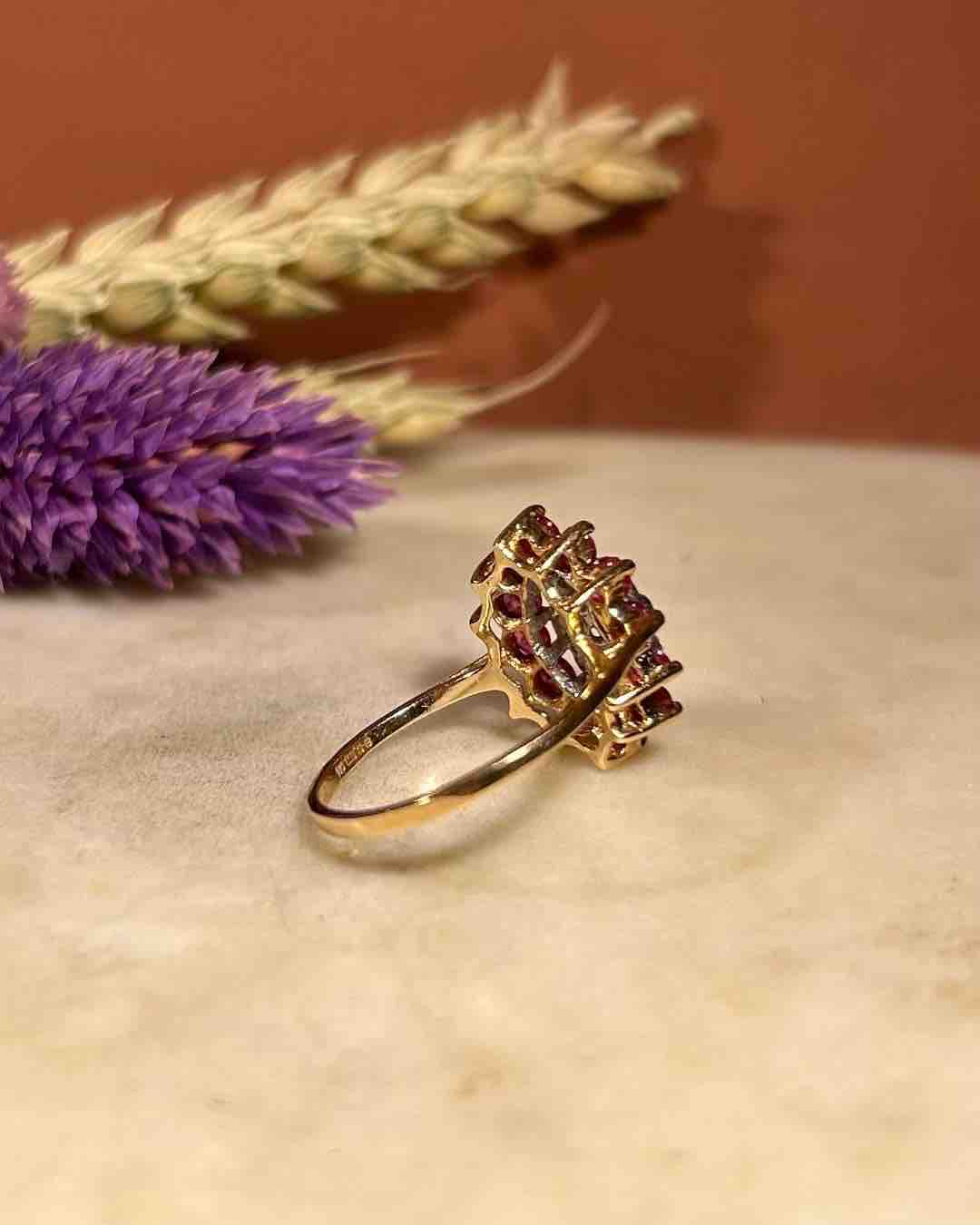 Anillo de margaritas con rubí y diamantes "Soline"