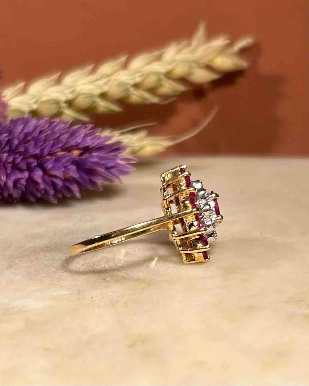 Anillo de margaritas con rubí y diamantes "Soline"