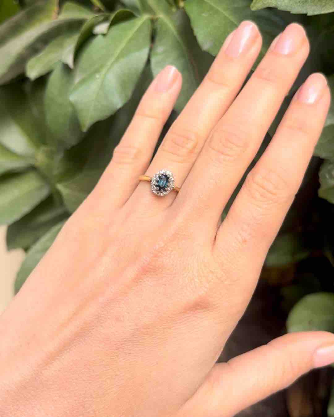 Anillo de margaritas con zafiro y diamantes "Angie"