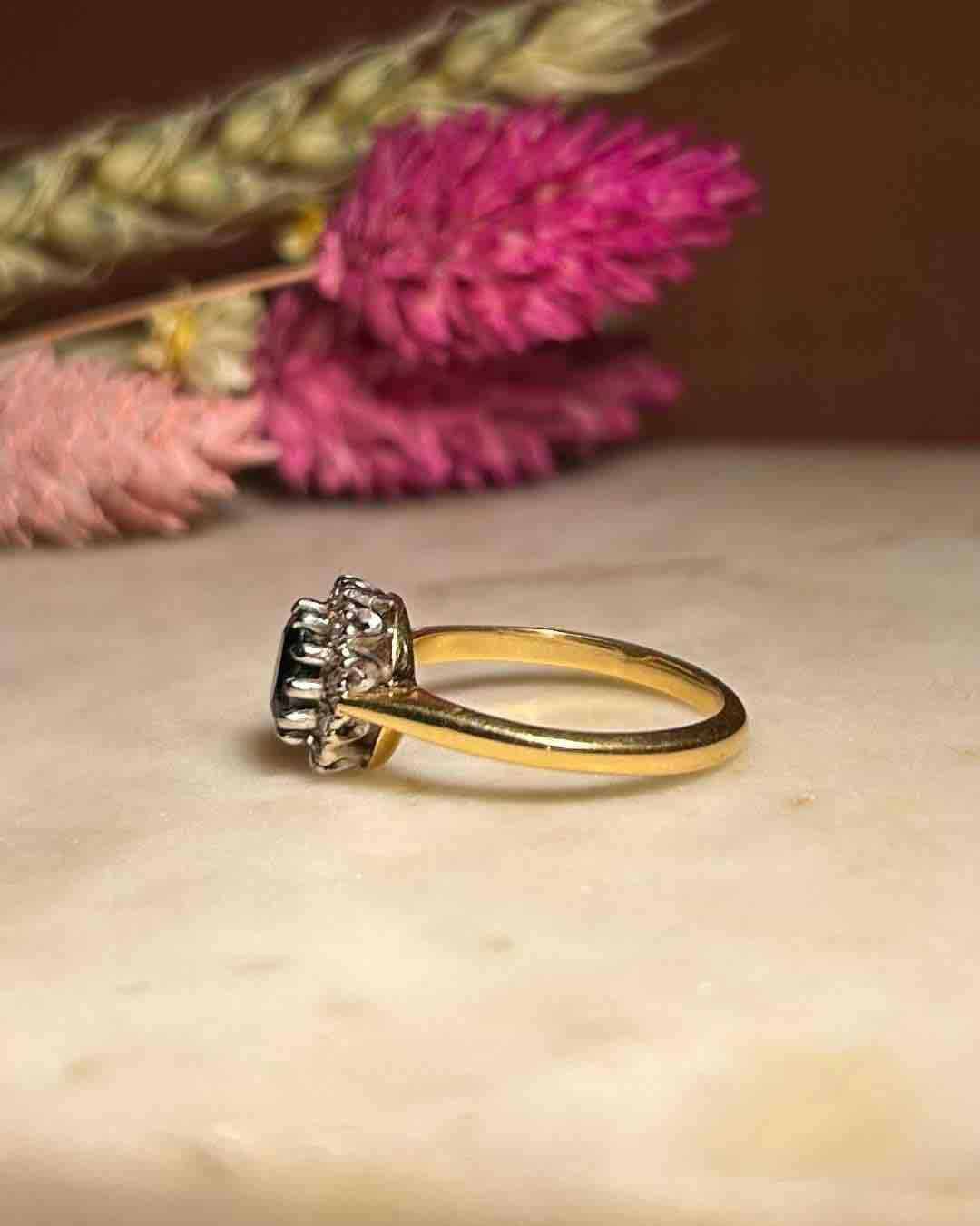 Anillo de margaritas con zafiro y diamantes "Angie"