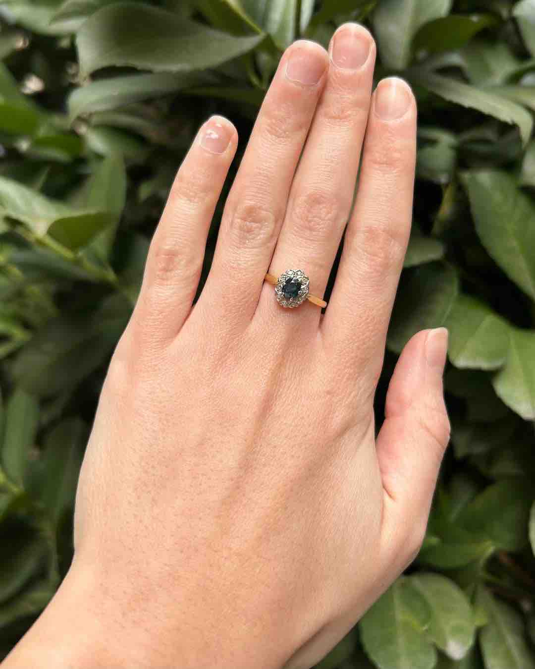 Anillo "Denise" con margaritas de zafiro y diamantes