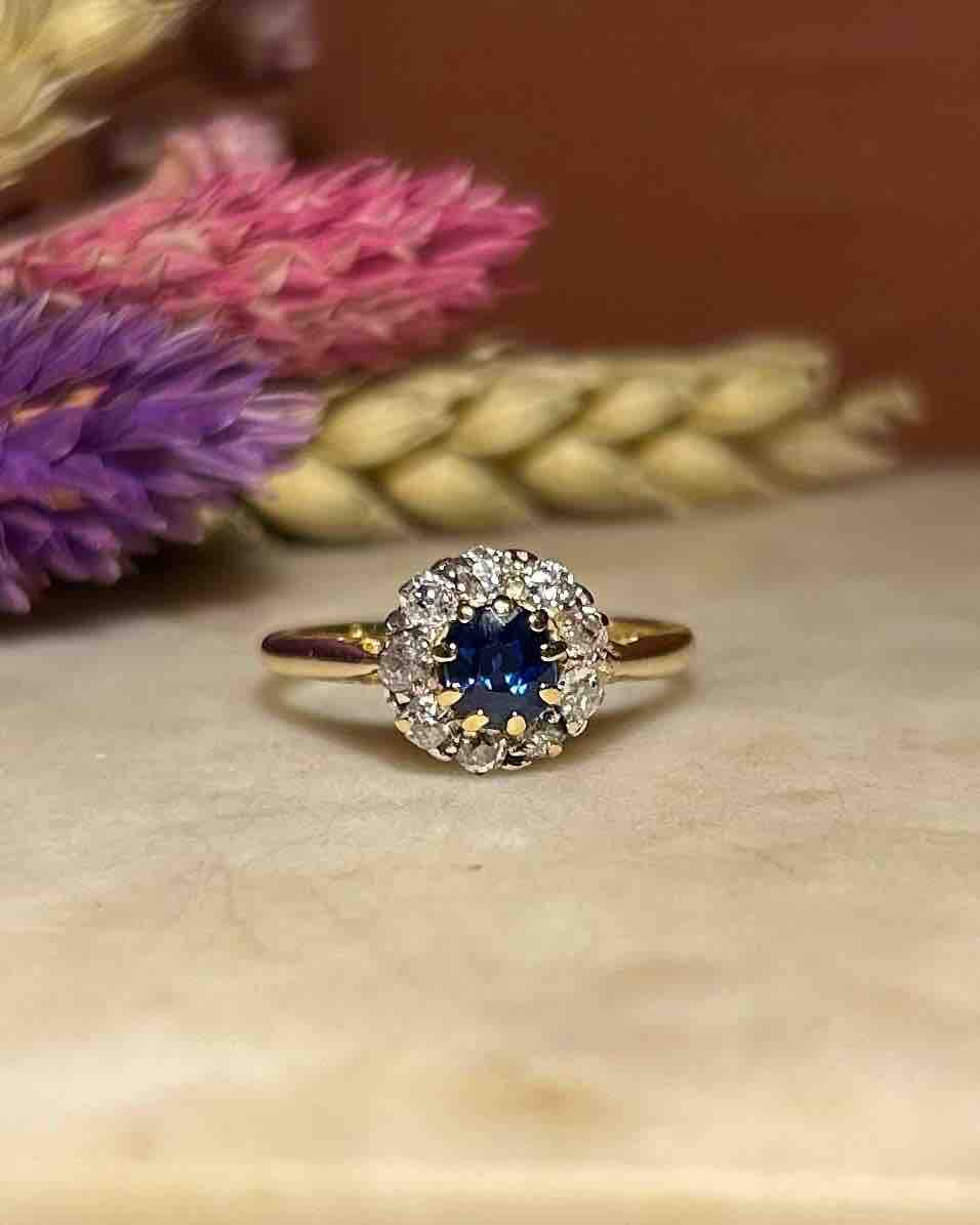 Anillo de margaritas con zafiro y diamantes "Esther"