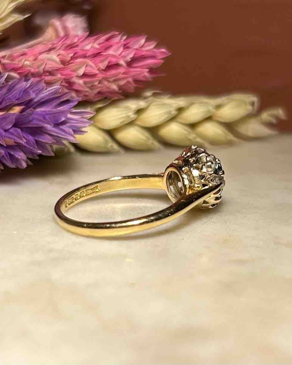 Anillo de margaritas con zafiro y diamantes "Esther"