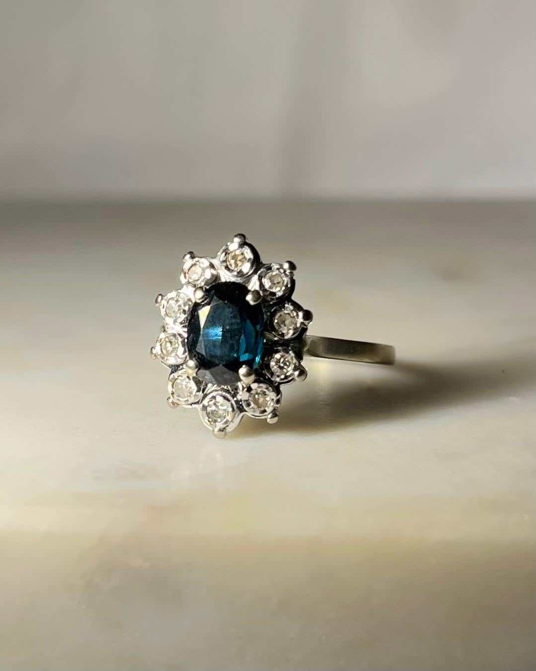 Anillo de margaritas con zafiro y diamantes &quot;Emmi&quot;