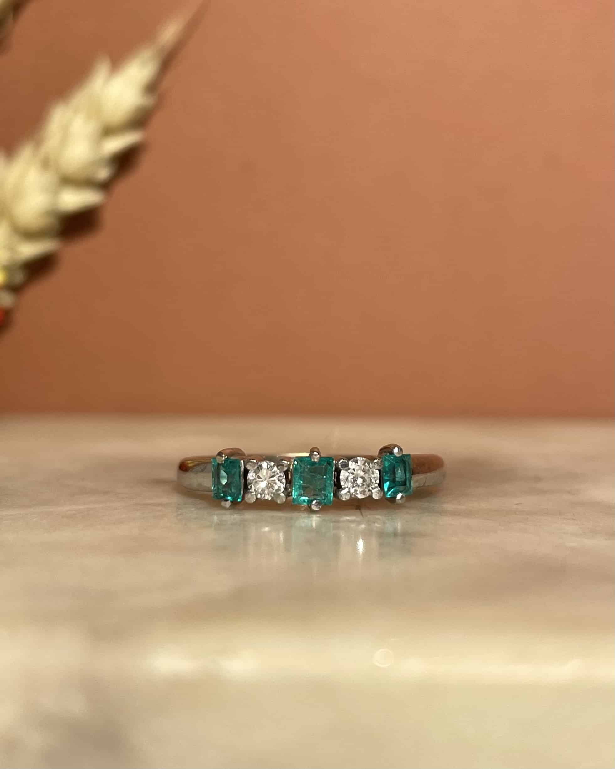 Anillo de río "Flora" con esmeralda y diamantes