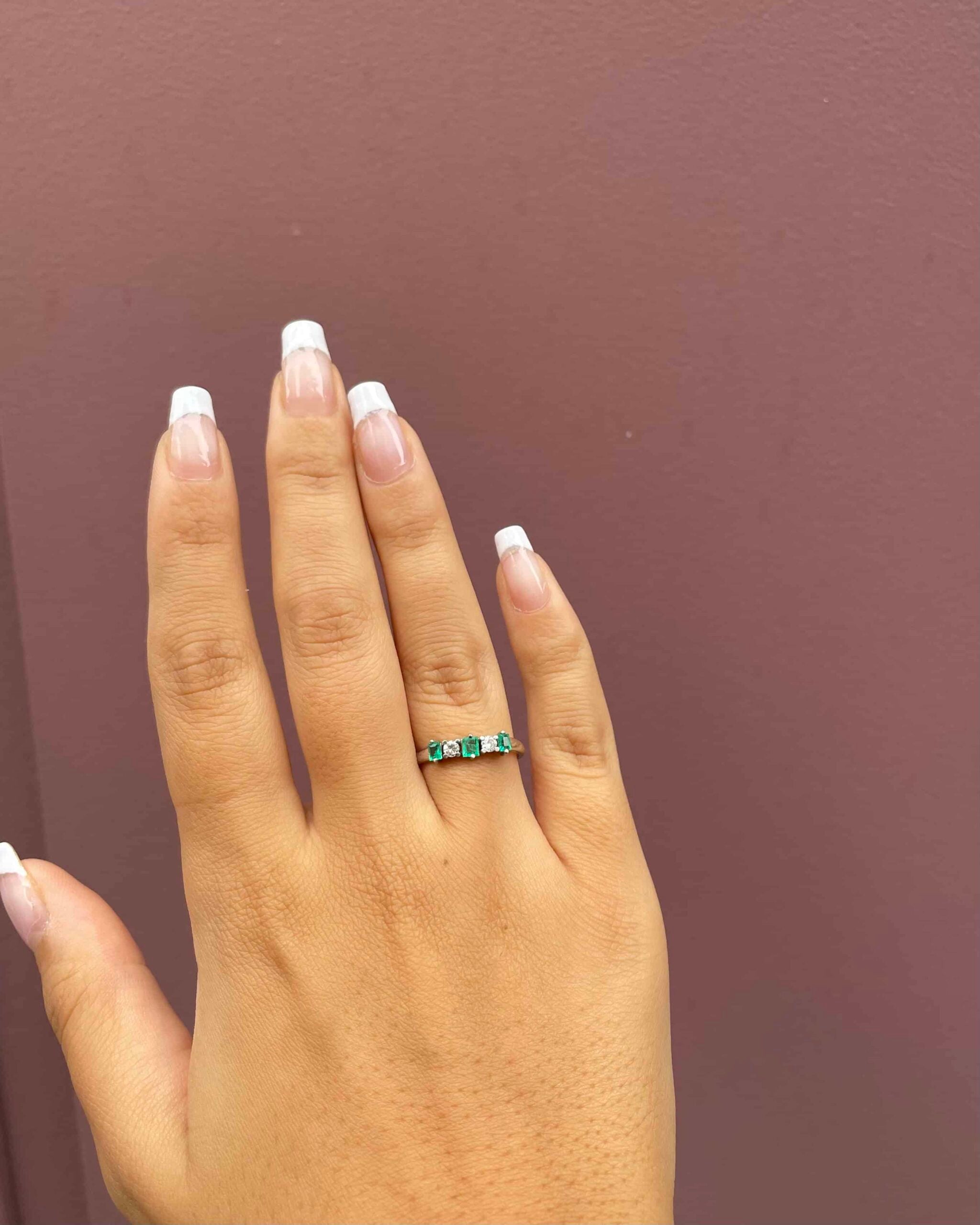 Anillo de río "Flora" con esmeralda y diamantes