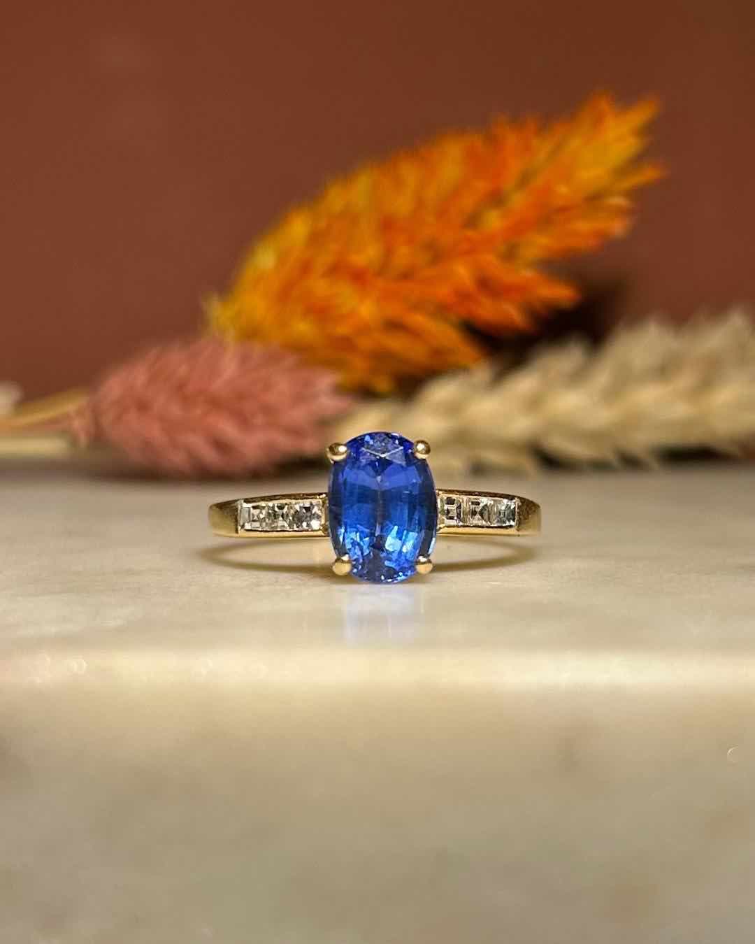 Anillo solitario de zafiro y diamante "Capucine"