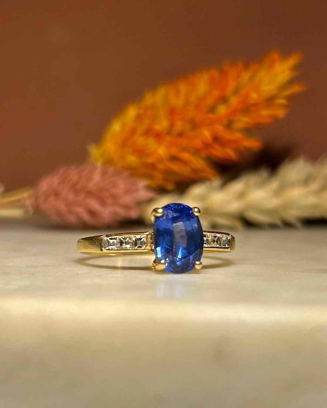 Anillo solitario de zafiro y diamante "Capucine"
