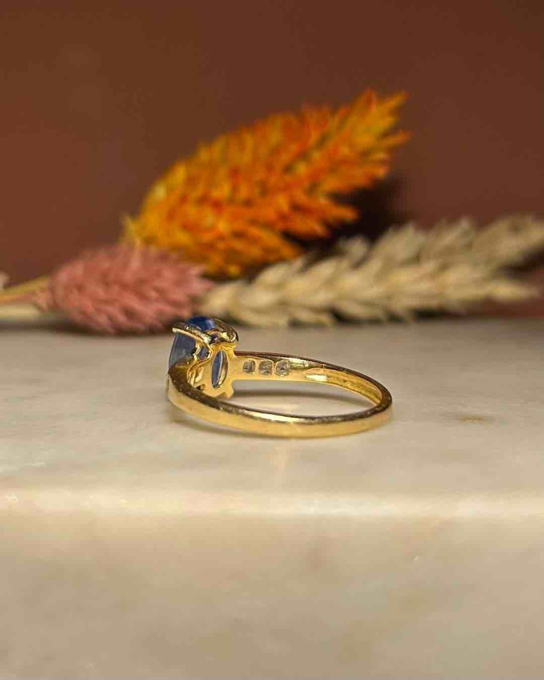 Anillo solitario de zafiro y diamante "Capucine"
