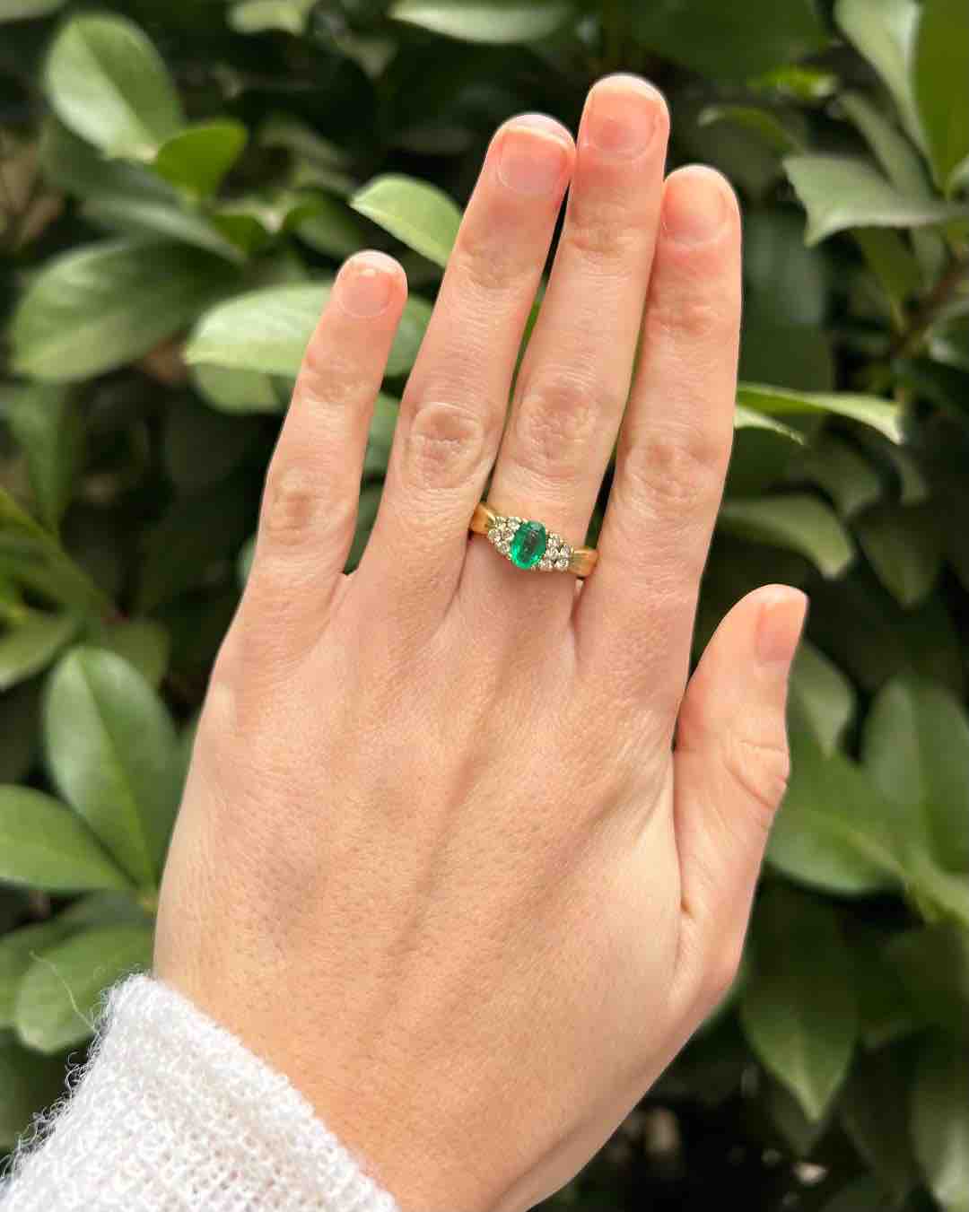 Anillo de trilogía de esmeraldas y diamantes "Esmeralda"
