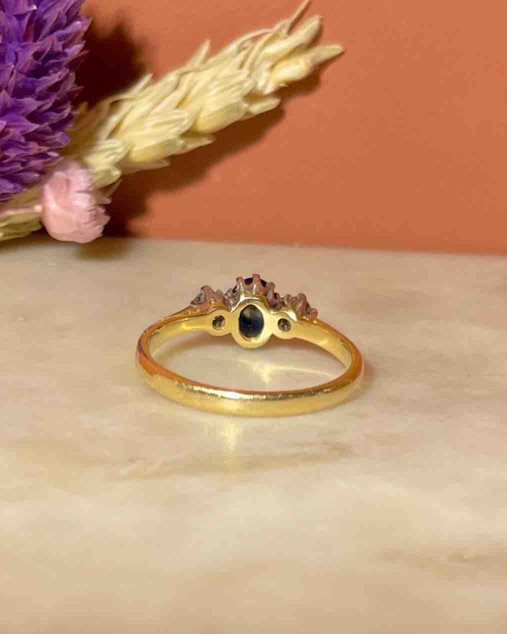 Anillo trilogía de zafiros y diamantes "Yuki"
