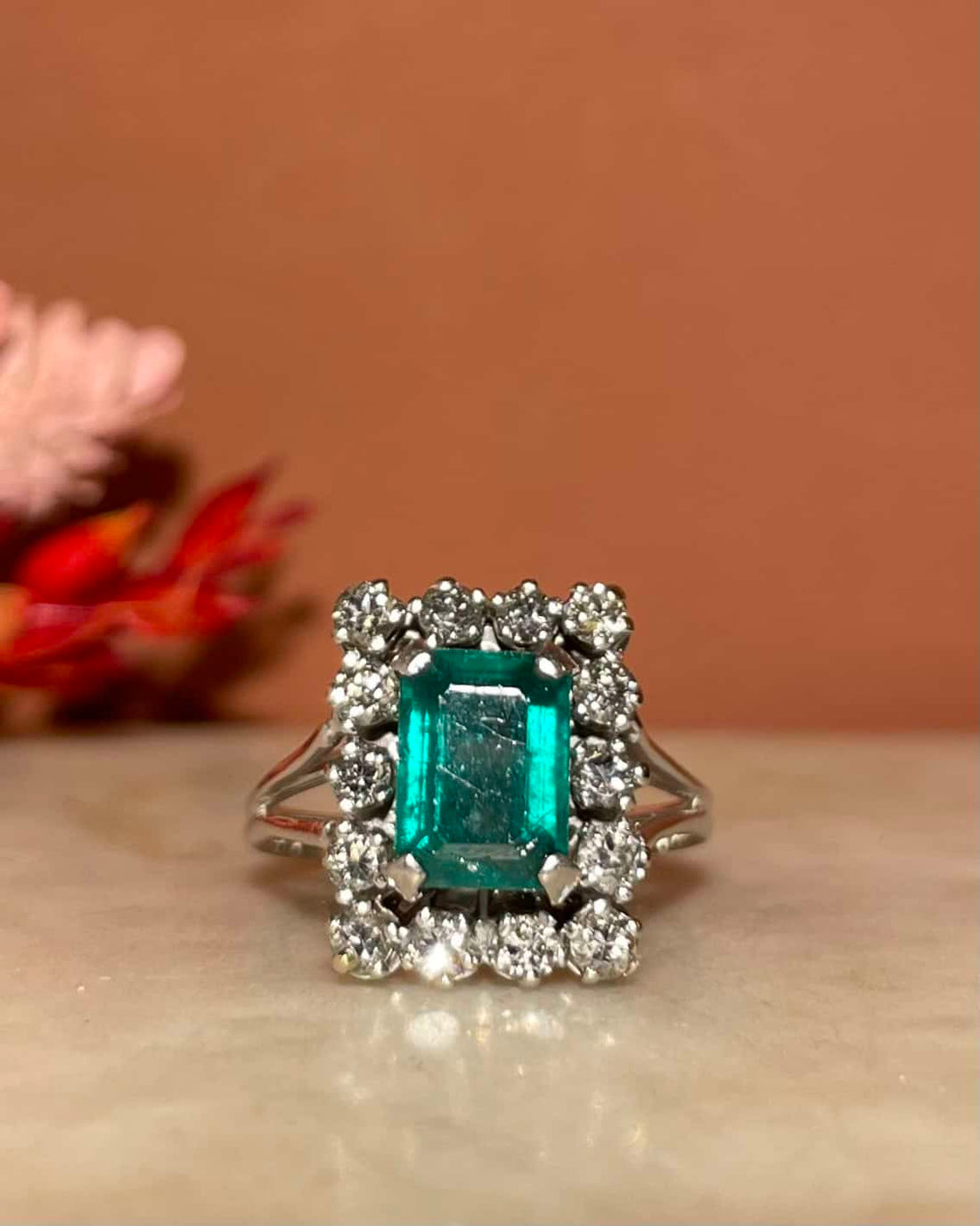 Bague Marguerite Émeraude 1.80 carat et 14 Diamants 0.86 carat &quot;Laélia&quot;