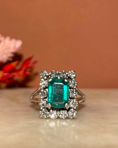 Anillo &quot;Laélia&quot; con margarita esmeralda de 1,80 quilates y 14 diamantes de 0,86 quilates