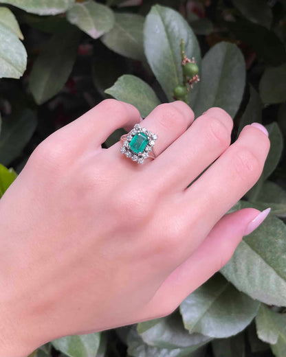 Anillo &quot;Laélia&quot; con margarita esmeralda de 1,80 quilates y 14 diamantes de 0,86 quilates