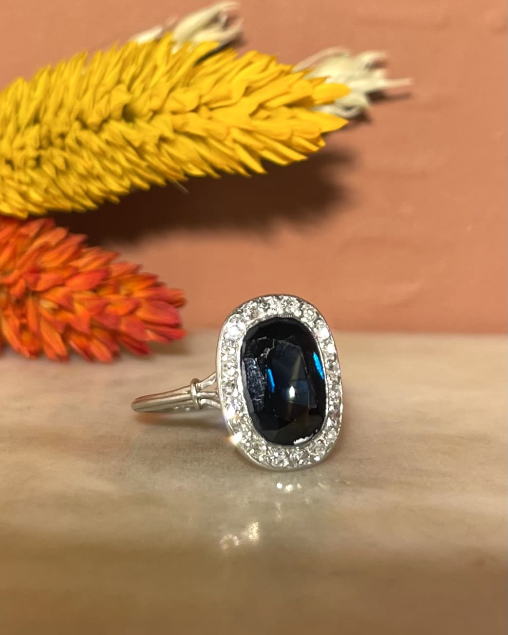 Bague Art-déco Marguerite Saphir 3 carats &amp; Diamants &quot;Hava&quot;