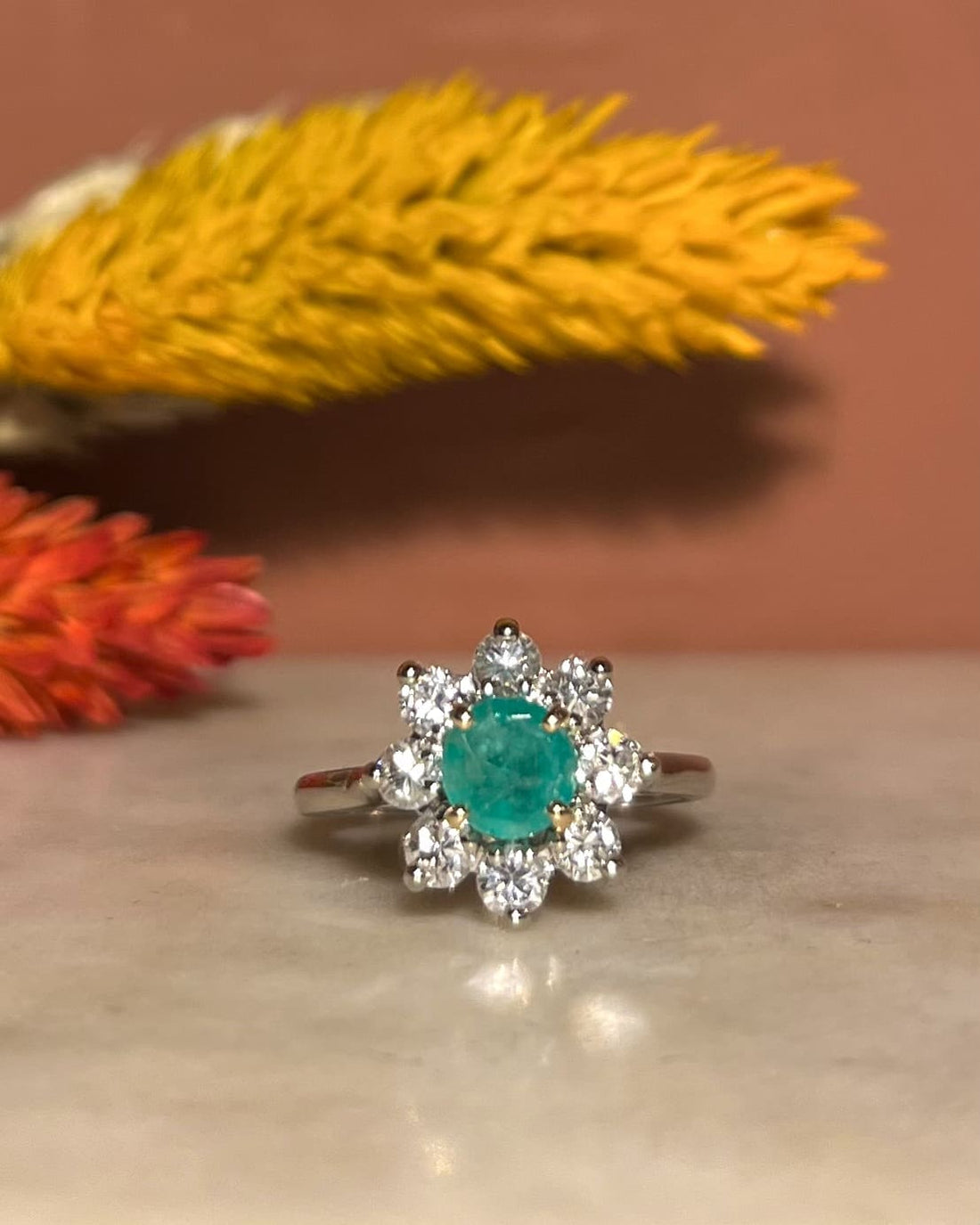 Anillo &quot;Aurianna&quot; con margaritas de esmeralda y 8 diamantes