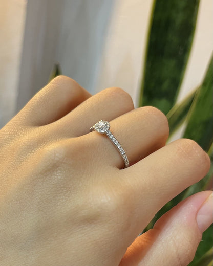 Anillo Cameron estilo margarita con 33 diamantes