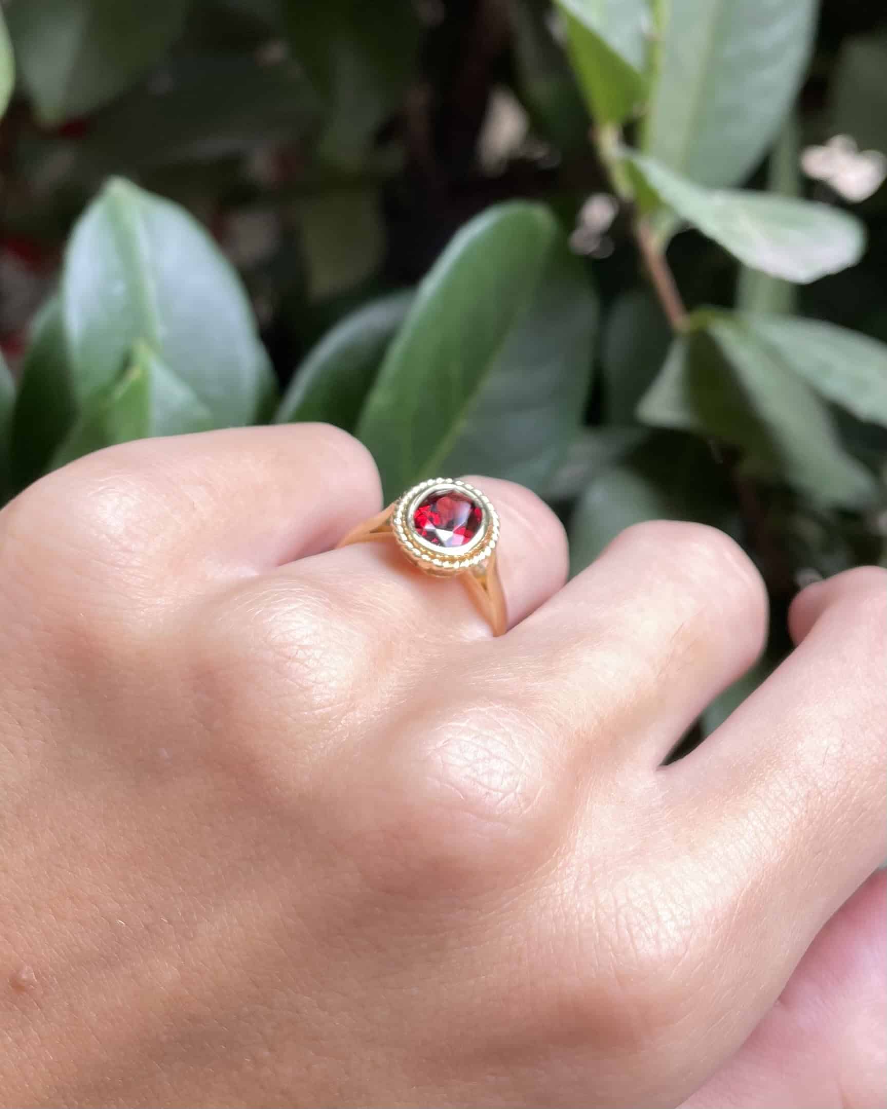 Anillo vintage de granate de 1,45 quilates "Ellia"