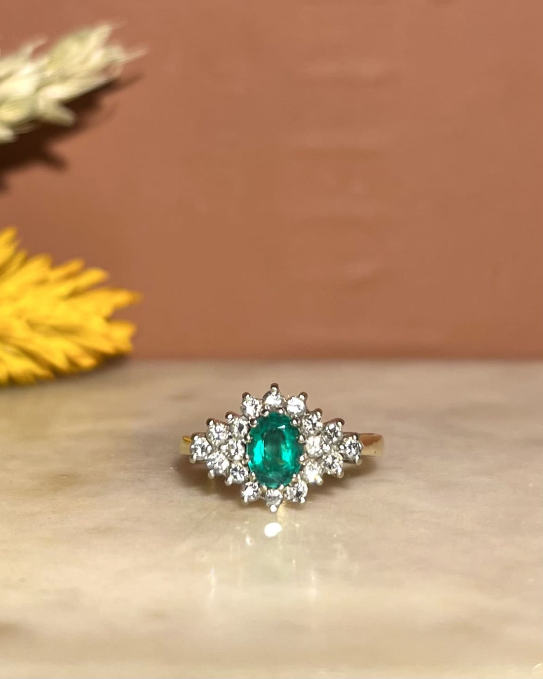 Anillo &quot;Sirielle&quot; con margaritas de esmeralda y 18 diamantes
