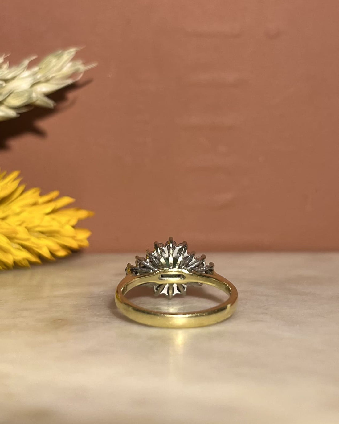 Anillo &quot;Sirielle&quot; con margaritas de esmeralda y 18 diamantes