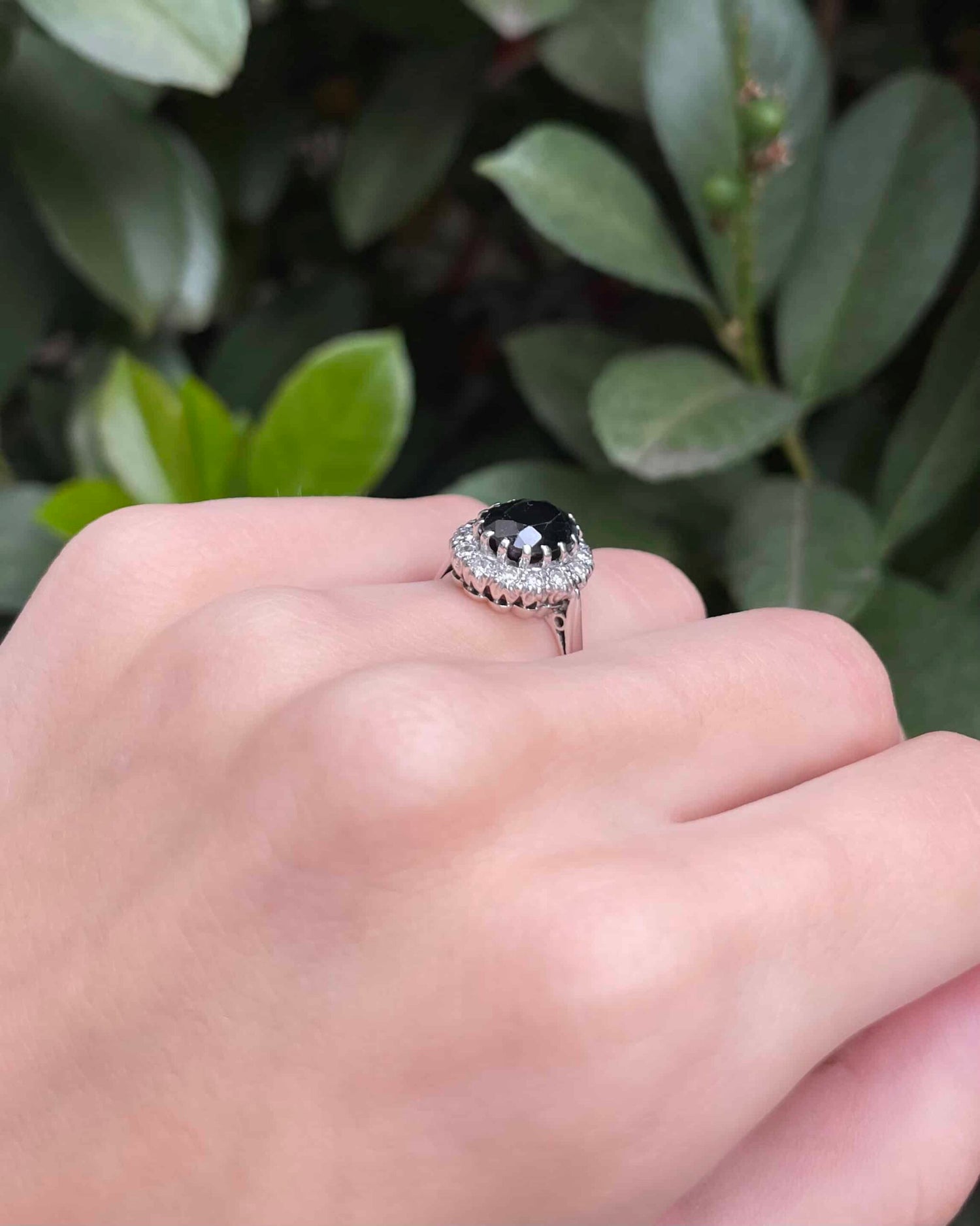 Bague Marguerite Saphir 3.90 Carats &amp; 14 Diamants &quot;Dulcie&quot;