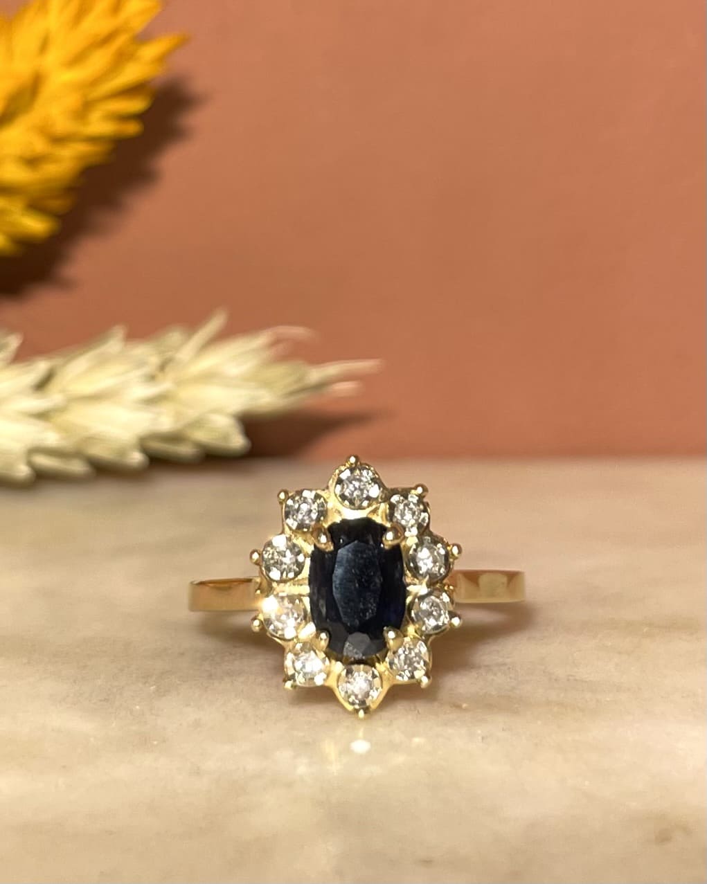 Anillo &quot;Romy&quot; con margaritas de zafiro y diamantes de 0,85 quilates