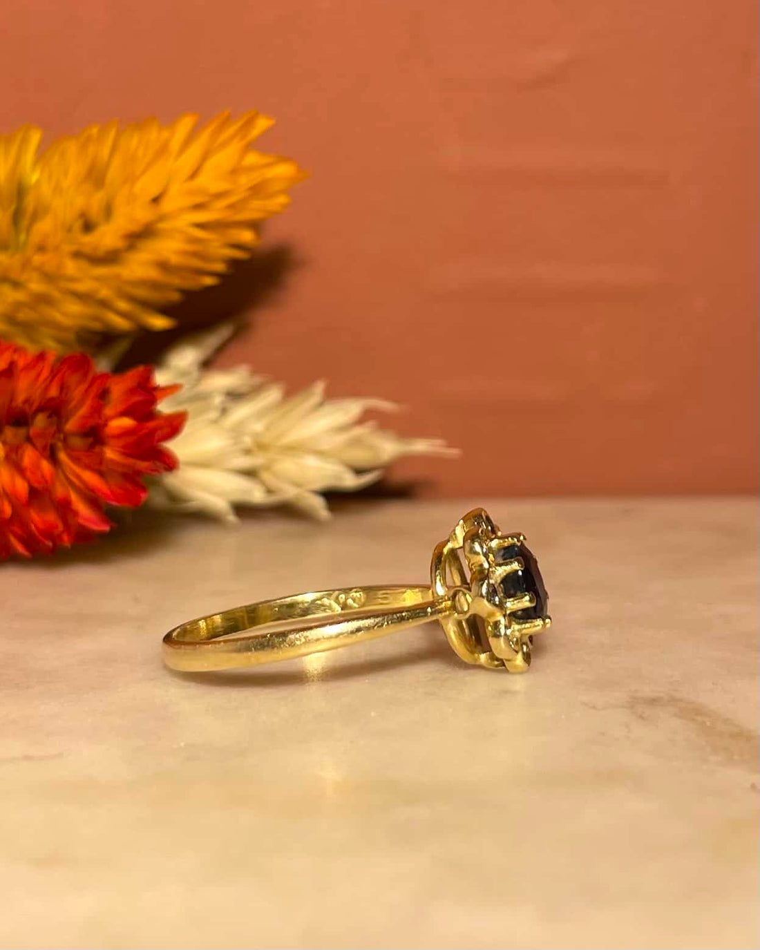Anillo "Roxy" con zafiro de 0,75 quilates y 8 diamantes en forma de margarita