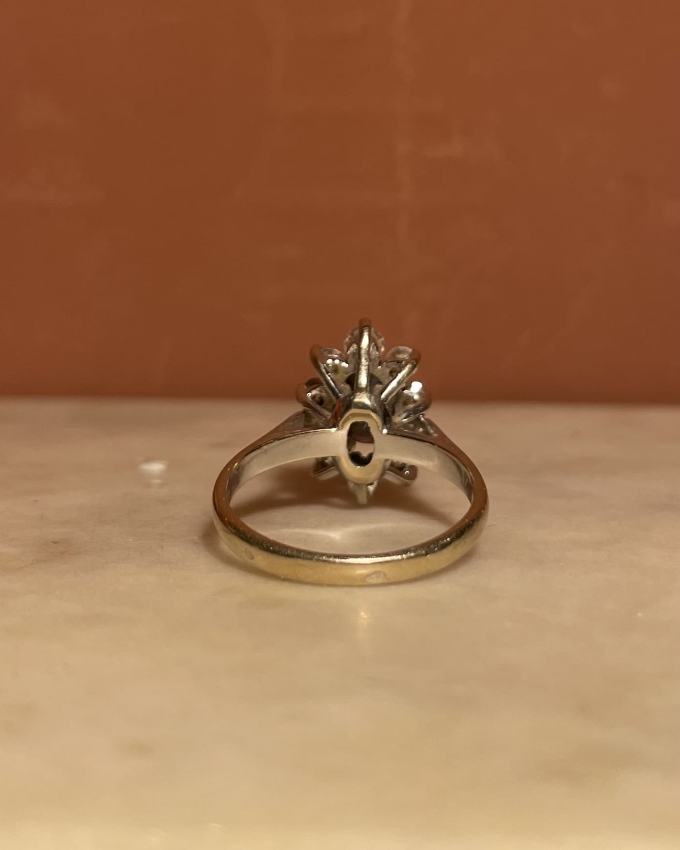 Anillo "Zareya" con zafiro de 1 quilate y 10 diamantes en forma de margarita