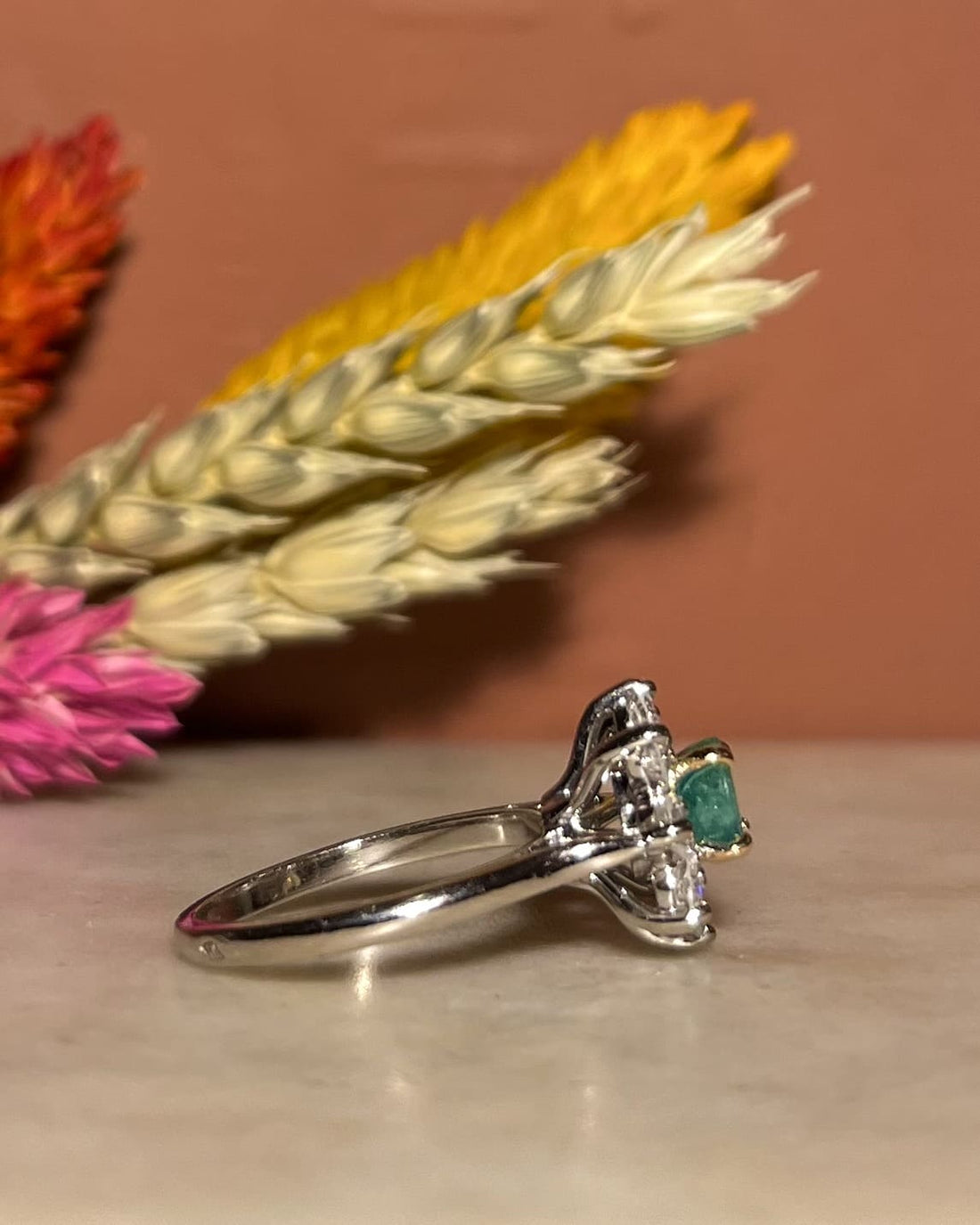 Anillo &quot;Aurianna&quot; con margaritas de esmeralda y 8 diamantes
