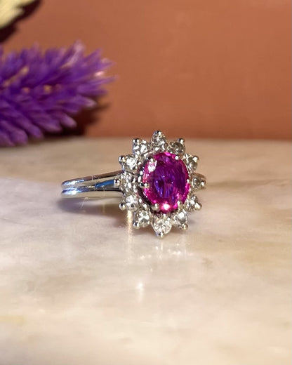 Anillo &quot;Judie&quot; con zafiro rosa de 1,50 quilates y 12 diamantes en forma de margarita