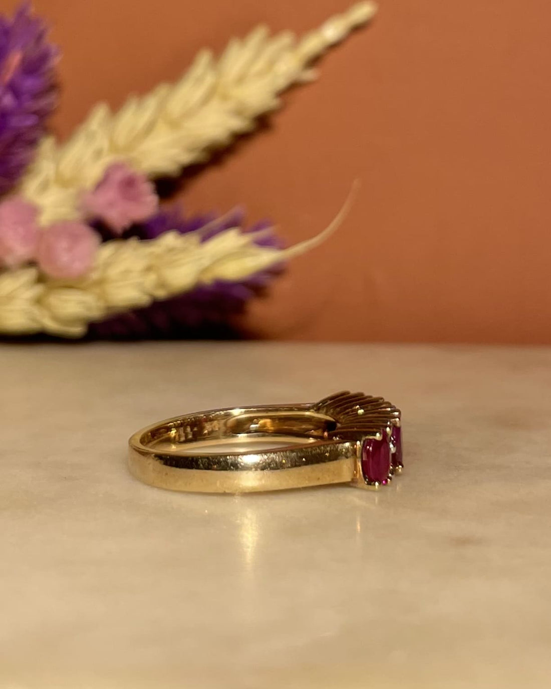 Anillo de río &quot;Neoma&quot; con rubí de 0,80 quilates y 6 diamantes