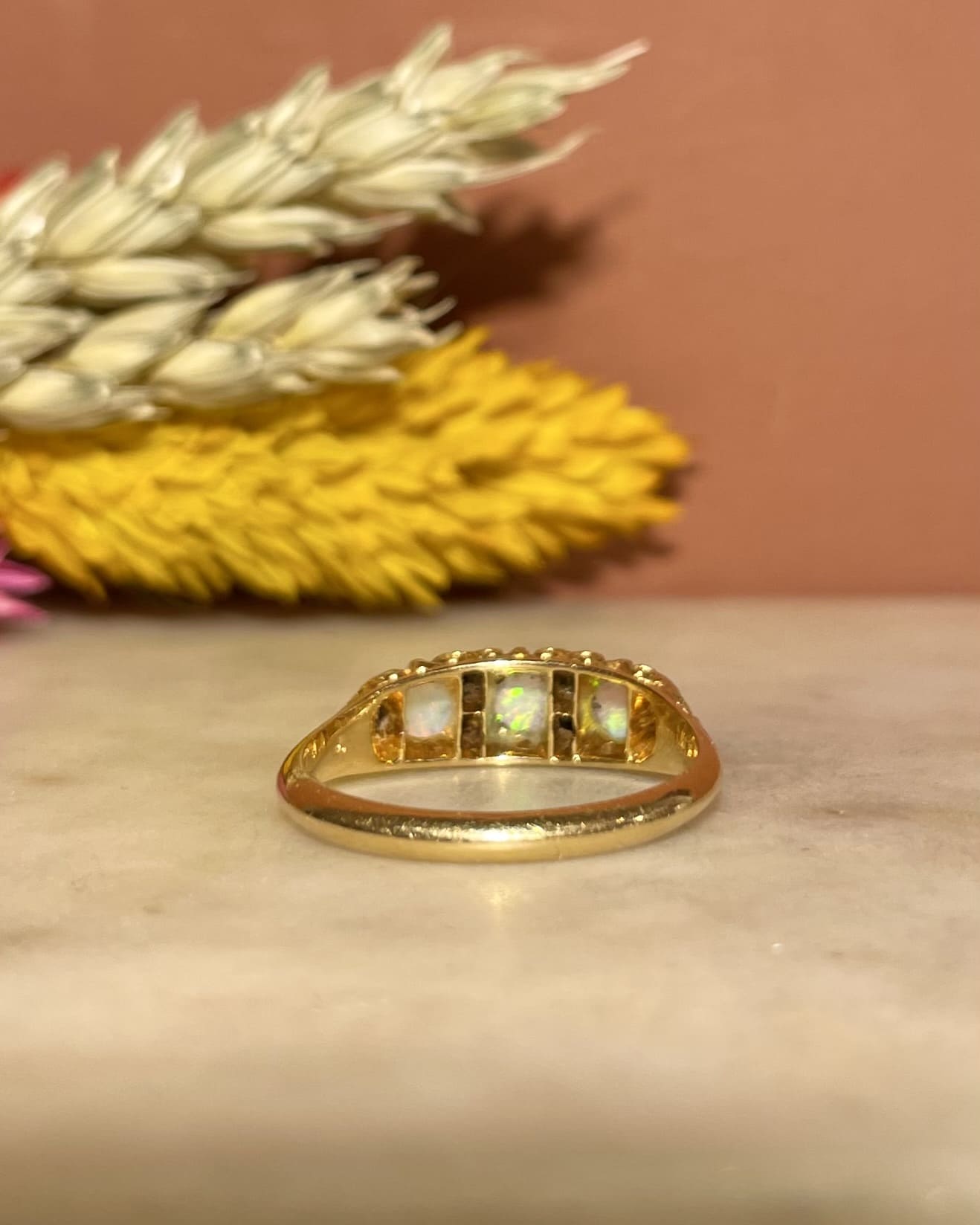 Anillo de trilogía de ópalo y diamantes "Jamesa"