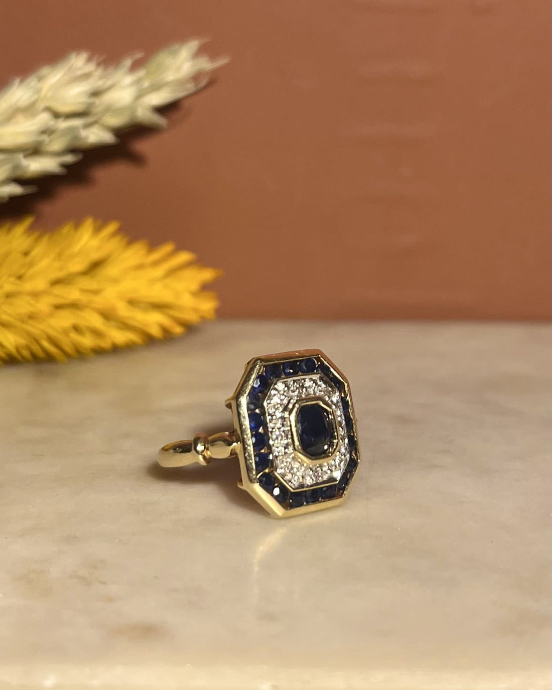 Bague Style Art-Déco Saphirs &amp; 8 Diamants &quot;Emrata&quot;